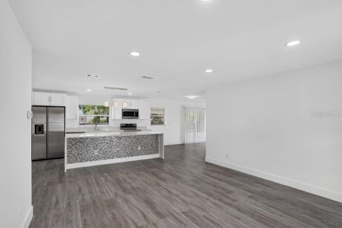 House in Deltona, Florida 3 bedrooms, 126.81 sq.m. № 2234363 - photo 3