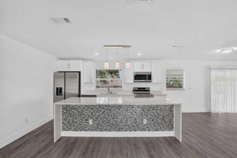 House in Deltona, Florida 3 bedrooms, 126.81 sq.m. № 2234363 - photo 6