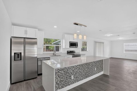 House in Deltona, Florida 3 bedrooms, 126.81 sq.m. № 2234363 - photo 5