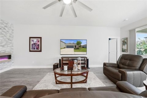 House in Apollo Beach, Florida 4 bedrooms, 186.73 sq.m. № 2148737 - photo 4