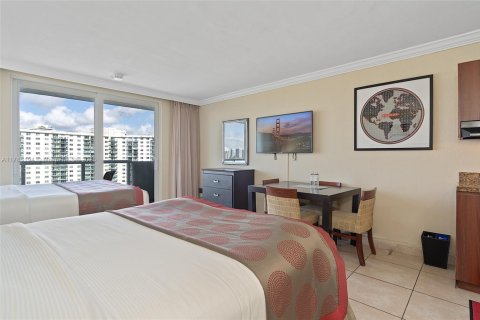 Condo in Sunny Isles Beach, Florida № 1980326 - photo 12