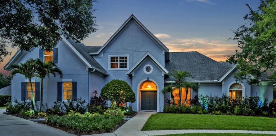 House in Orlando, Florida 4 bedrooms, 303.98 sq.m. № 1786457