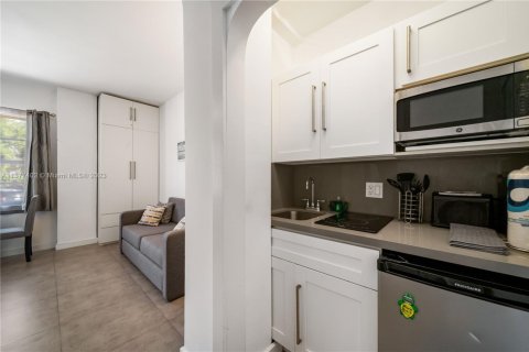 Condo in Miami Beach, Florida  № 1938109 - photo 17