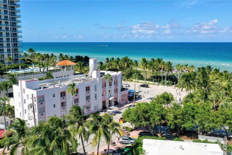 Condominio en alquiler en Miami Beach, Florida, 15.98 m2 № 1938109 - foto 1