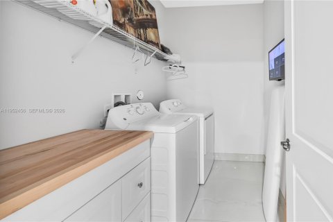 Casa en alquiler en Coral Springs, Florida, 5 dormitorios, 285.86 m2 № 2008011 - foto 23