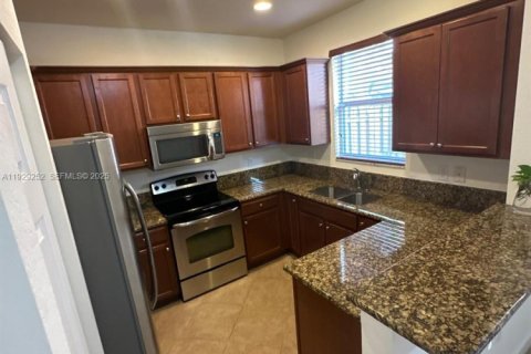 Touwnhouse à louer à Plantation, Floride: 3 chambres, 161.84 m2 № 1987579 - photo 11