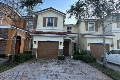 Touwnhouse à louer à Plantation, Floride: 3 chambres, 161.84 m2 № 1987579 - photo 1