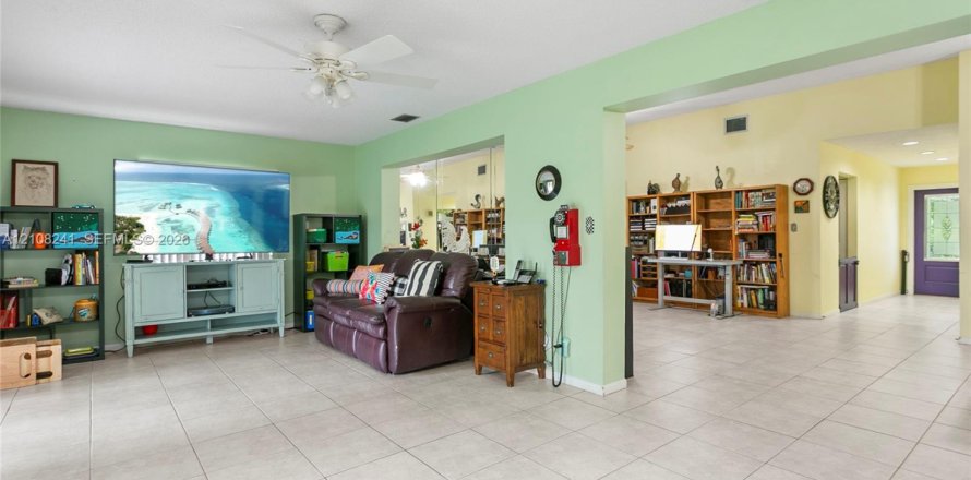 House in Tamarac, Florida 2 bedrooms, 158.49 sq.m. № 2429975