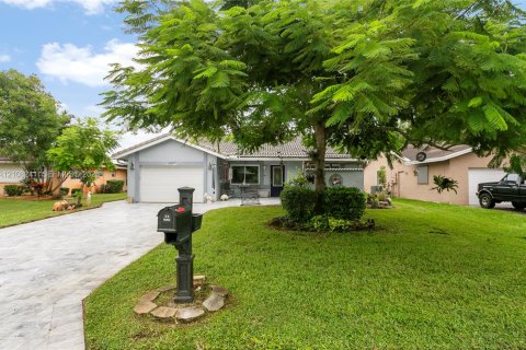 House in Tamarac, Florida 2 bedrooms, 158.49 sq.m. № 2429975 - photo 2