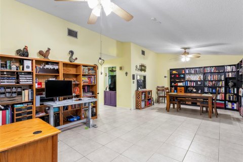 House in Tamarac, Florida 2 bedrooms, 158.49 sq.m. № 2429975 - photo 12