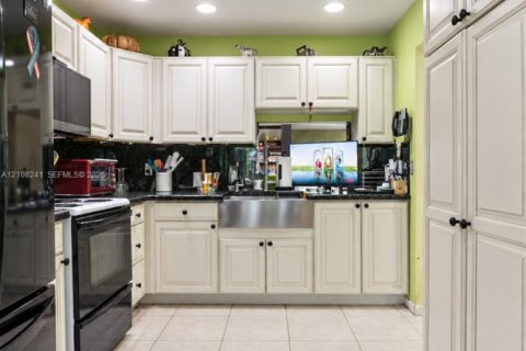House in Tamarac, Florida 2 bedrooms, 158.49 sq.m. № 2429975 - photo 6