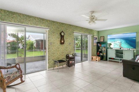 House in Tamarac, Florida 2 bedrooms, 158.49 sq.m. № 2429975 - photo 3