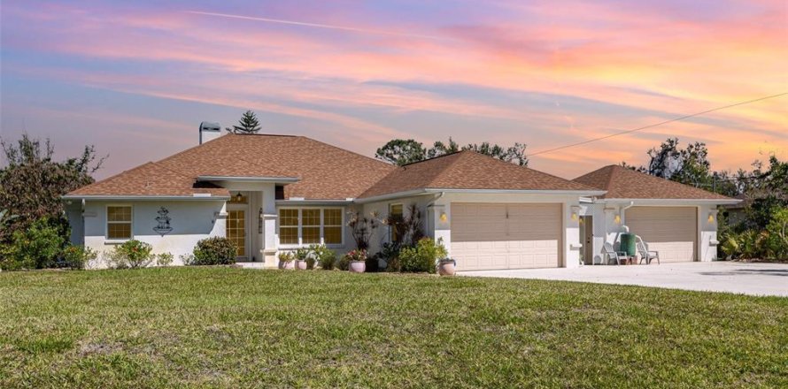 House in Englewood, Florida 4 bedrooms, 285.21 sq.m. № 1578184