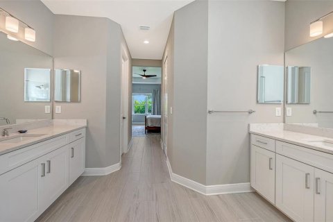 House in Sarasota, Florida 3 bedrooms, 216.83 sq.m. № 2093934 - photo 8