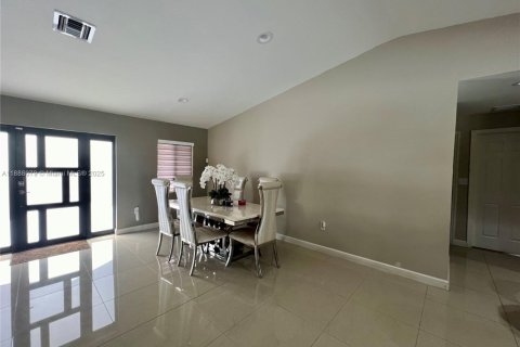 Купить виллу или дом в Хомстед, Флорида 5 спален, 198.44м2, № 2034853 - фото 3