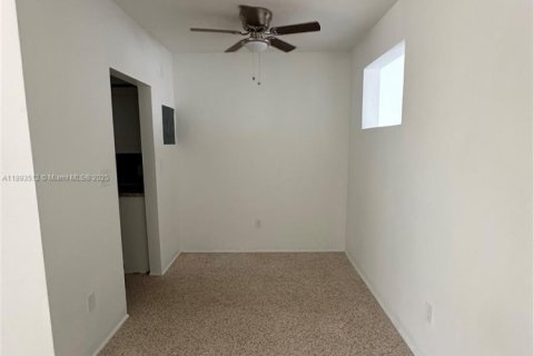 Снять в аренду виллу или дом в Майами-Бич, Флорида 1 спальня, 784.65м2, № 1945835 - фото 5