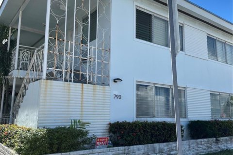 Снять в аренду виллу или дом в Майами-Бич, Флорида 1 спальня, 784.65м2, № 1945835 - фото 1