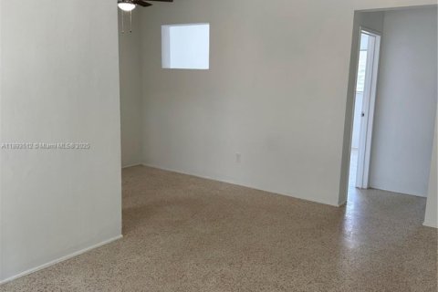 Снять в аренду виллу или дом в Майами-Бич, Флорида 1 спальня, 784.65м2, № 1945835 - фото 9