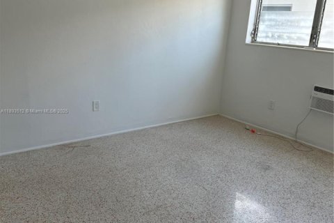 Снять в аренду виллу или дом в Майами-Бич, Флорида 1 спальня, 784.65м2, № 1945835 - фото 8