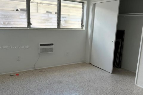 Снять в аренду виллу или дом в Майами-Бич, Флорида 1 спальня, 784.65м2, № 1945835 - фото 10