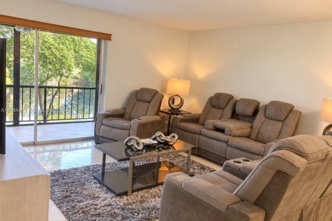 Condo in Boca Raton, Florida, 2 bedrooms № 2353603 - photo 2