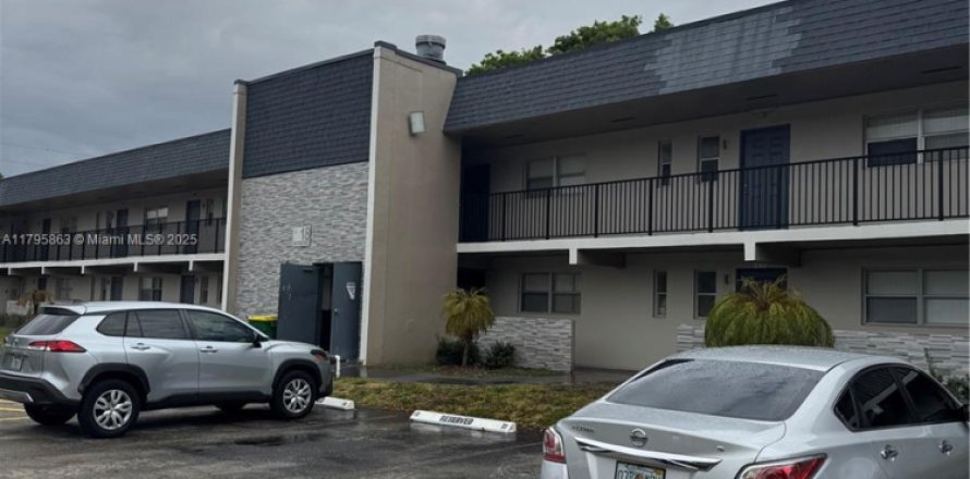 Condo in Tamarac, Florida, 2 bedrooms № 1934288