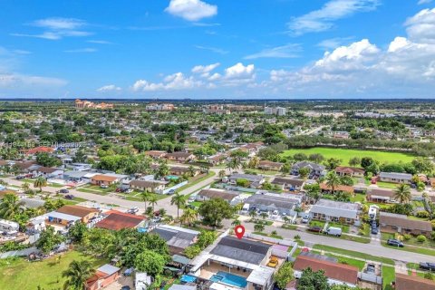 House in Homestead, Florida 4 bedrooms, 162.39 sq.m. № 2001438 - photo 9