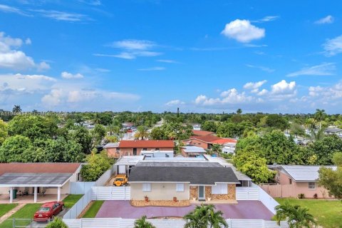 House in Homestead, Florida 4 bedrooms, 162.39 sq.m. № 2001438 - photo 19
