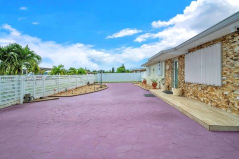 House in Homestead, Florida 4 bedrooms, 162.39 sq.m. № 2001438 - photo 3
