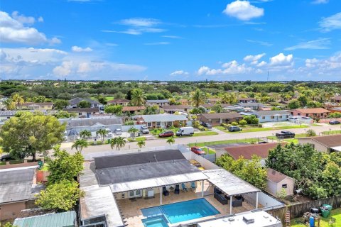 House in Homestead, Florida 4 bedrooms, 162.39 sq.m. № 2001438 - photo 5