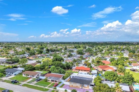 House in Homestead, Florida 4 bedrooms, 162.39 sq.m. № 2001438 - photo 13