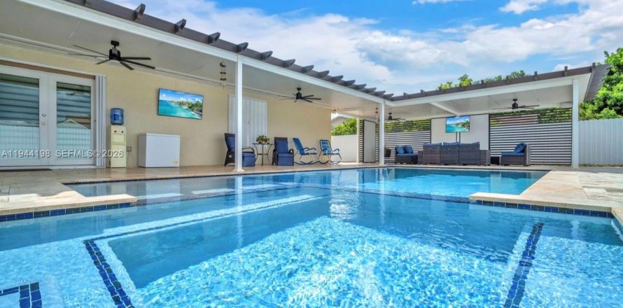 House in Homestead, Florida 4 bedrooms, 162.39 sq.m. № 2001438