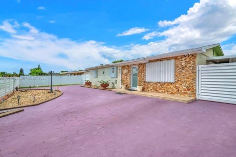 House in Homestead, Florida 4 bedrooms, 162.39 sq.m. № 2001438 - photo 2