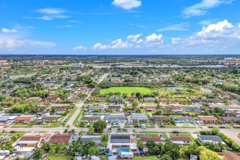 House in Homestead, Florida 4 bedrooms, 162.39 sq.m. № 2001438 - photo 10