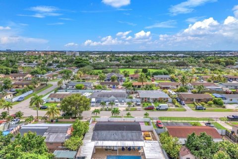 House in Homestead, Florida 4 bedrooms, 162.39 sq.m. № 2001438 - photo 8