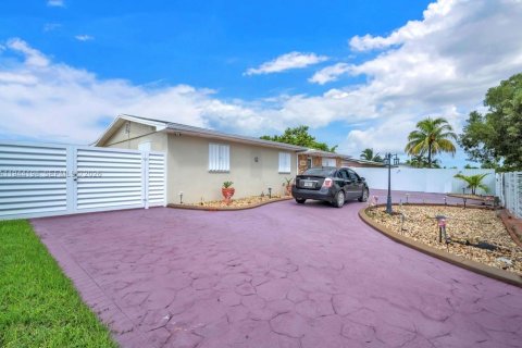 House in Homestead, Florida 4 bedrooms, 162.39 sq.m. № 2001438 - photo 21