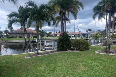 House in Punta Gorda, Florida 2 bedrooms, 119.66 sq.m. № 1900425 - photo 5