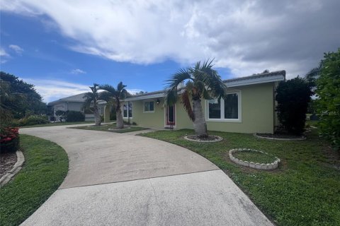 House in Punta Gorda, Florida 2 bedrooms, 119.66 sq.m. № 1900425 - photo 3