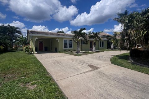 House in Punta Gorda, Florida 2 bedrooms, 119.66 sq.m. № 1900425 - photo 1