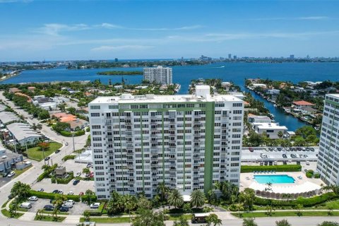 Condo à North Miami, Floride, 2 chambres  № 2157135