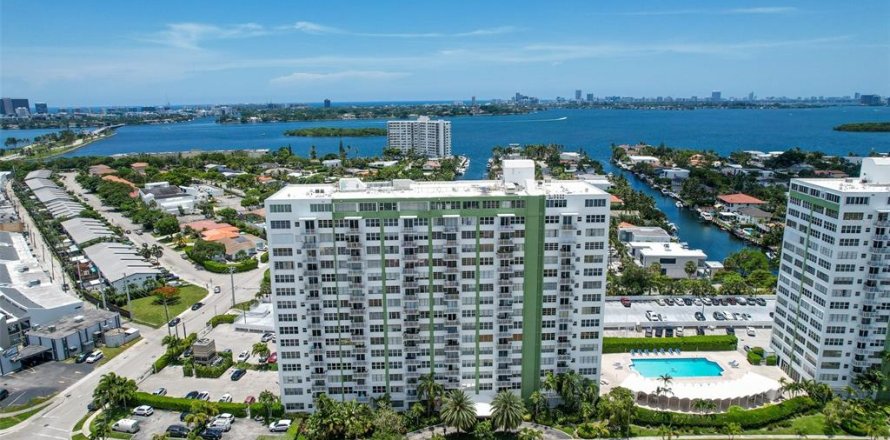 Condo à North Miami, Floride, 2 chambres № 2157135