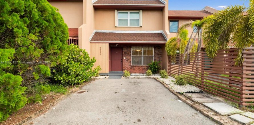 Adosado en Miami Gardens, Florida 3 dormitorios, 120.03 m2 № 1887684