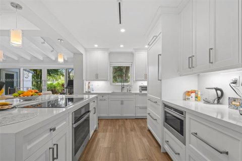 Снять в аренду виллу или дом в Майами-Шорс, Флорида 3 спальни, 138.33м2, № 1947501 - фото 8