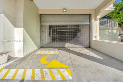 Condo in Miami, Florida, 2 bedrooms  № 1979264 - photo 23