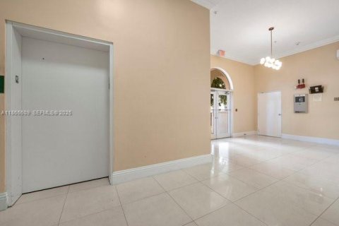 Condo in Miami, Florida, 2 bedrooms  № 1979264 - photo 25