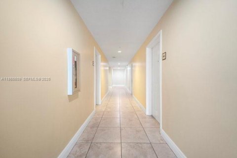 Condo in Miami, Florida, 2 bedrooms  № 1979264 - photo 27