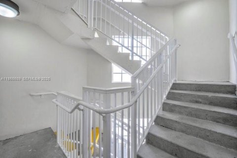 Condo in Miami, Florida, 2 bedrooms  № 1979264 - photo 29