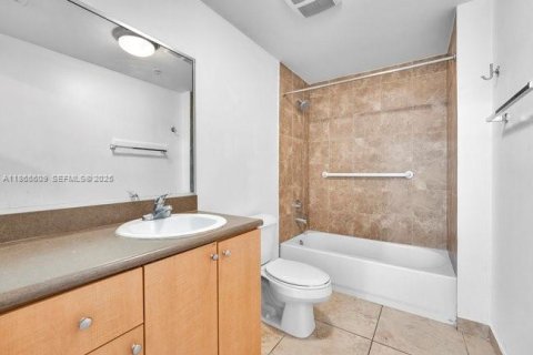 Condo in Miami, Florida, 2 bedrooms  № 1979264 - photo 18