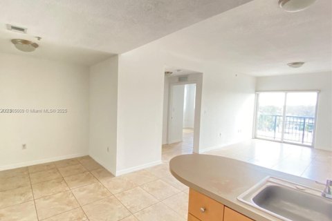 Condominio en alquiler en Miami, Florida, 2 dormitorios, 4977.8 m2 № 1979264 - foto 3