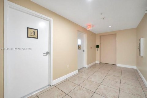 Condo in Miami, Florida, 2 bedrooms  № 1979264 - photo 26